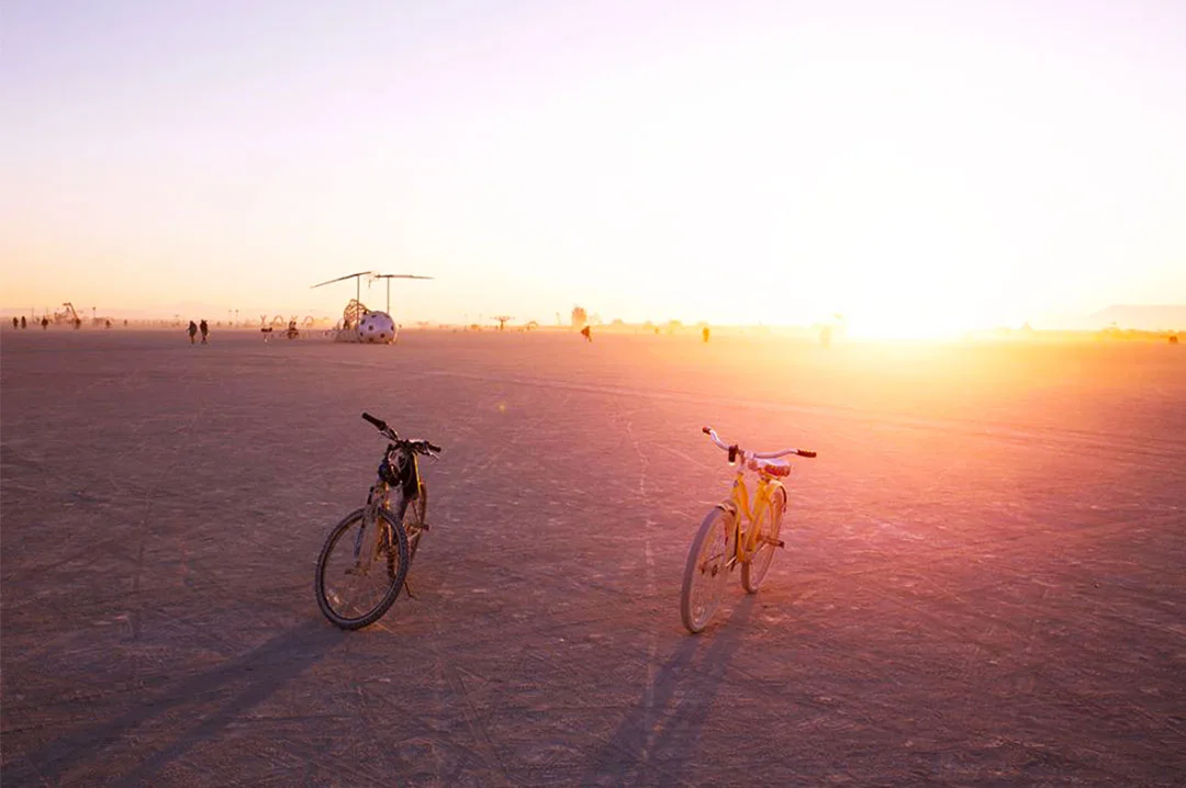 Российский архитектор на фестивале Burning Man: инсталляция из термоодеял NASA
