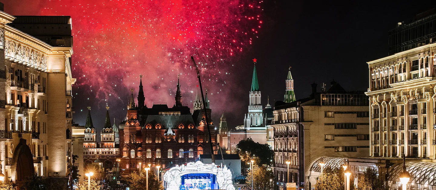 День города — 2019 в Москве: шоу в небе, заплыв на SUP-бордах, карнавальные шествия
