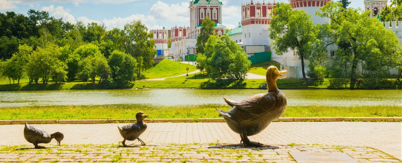 11 необычных памятников и скульптур России