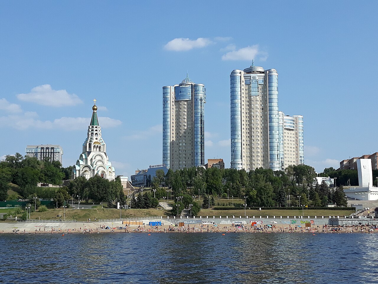 Набережная Самары и городской берег с Волги